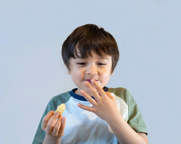 Isolé Enfant Heureux Appréciant Manger Des Croustilles Pour Déjeuner Dimanche — Photo