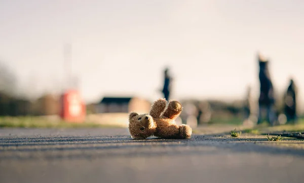 Lost Teddy Bear Sad Face Lying Footpath Blurry People Background — Stock Photo, Image
