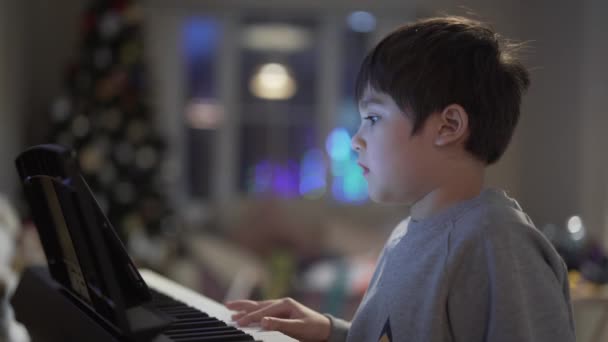 Kid Spelen Piano Jongen Leren Muziek Met Een Elektrische Piano — Stockvideo