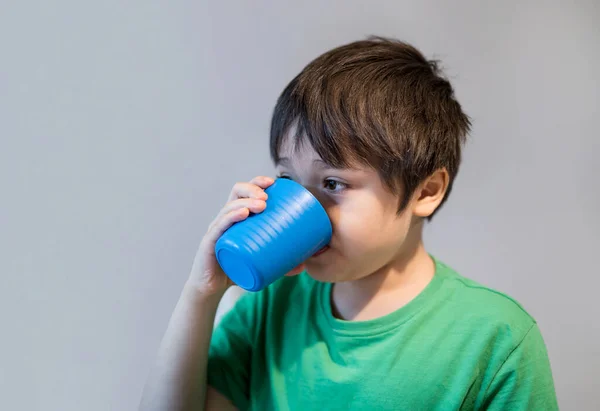 Sidovy Porträtt Kid Dricka Apelsinjuice Från Plastglas Friska Ung Pojke — Stockfoto