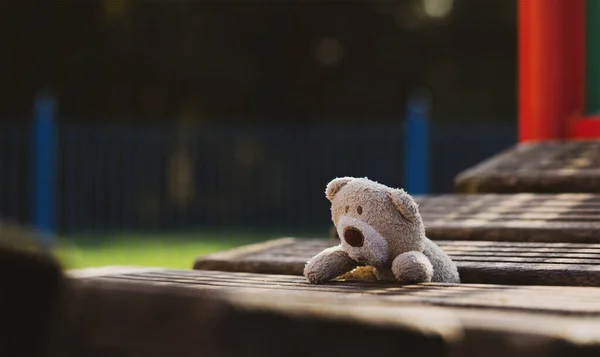 Elveszett Plüssmackó Feküdt Hídon Játszótéren Borús Napon Magányos Szomorú Arc — Stock Fotó