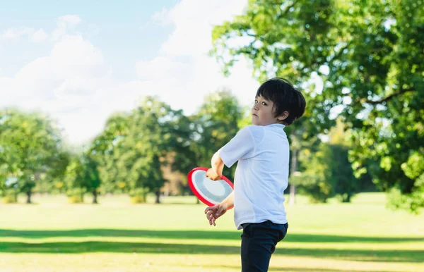 Boldog Gyerek Játszik Parkban Gyermek Szórakozás Játszani Kívül Napsütéses Tavaszi — Stock Fotó