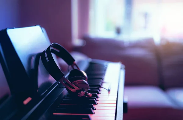 Soft Focus Digital Piano Keyboard Modern Headphones Music Blurry Sofa — Stock Photo, Image