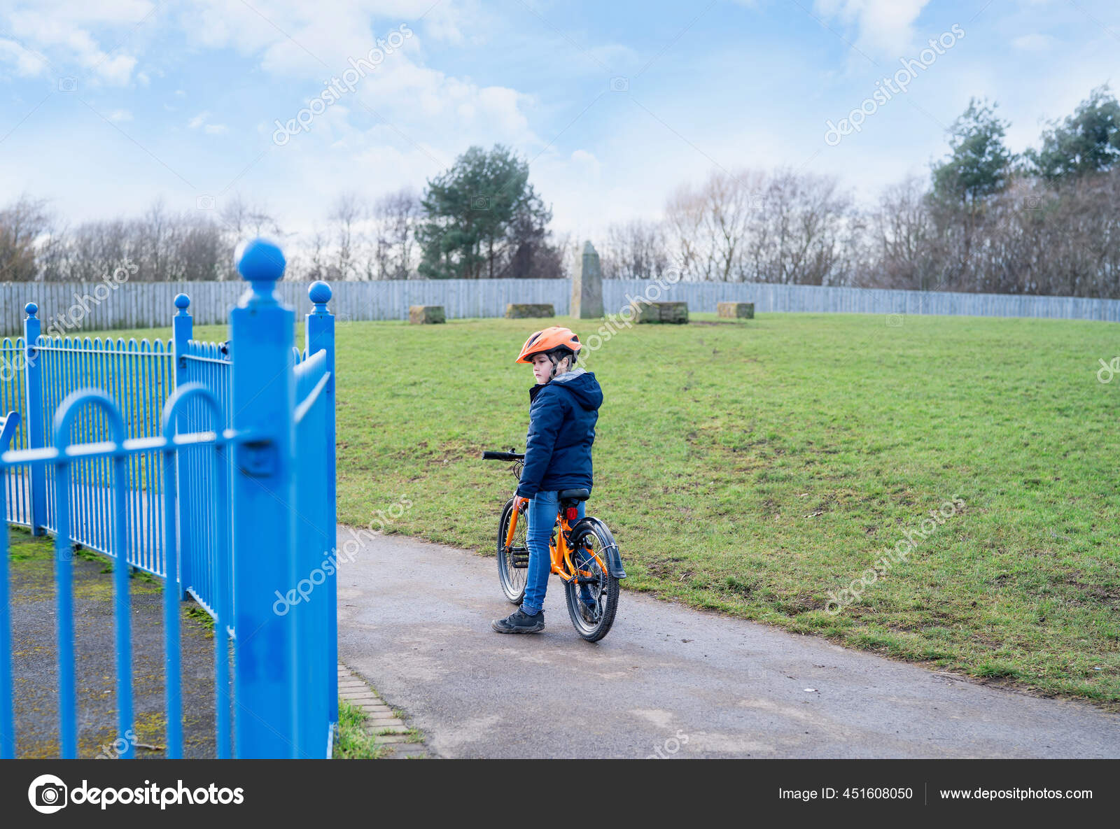Seorang anak mengendarai sepeda