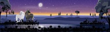 Kış gecesinde panorama manzarası dolunay, tek boynuzlu at ve ren geyiği ailesi ile kaplı dalgalı dağlar göl kenarında duruyor, tatil için güzel manzara manzarası.