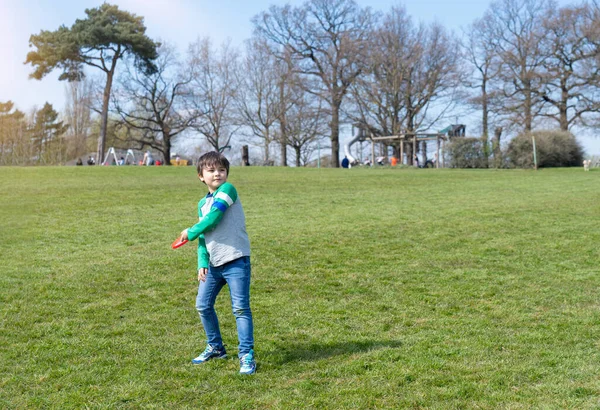 Parkta Oynayan Mutlu Çocuk Güneşli Bir Baharda Dışarıda Oynayan Çocuk — Stok fotoğraf