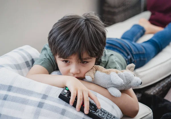 Retrato Dramático Cara Triste Del Niño Solitario Sosteniendo Control Remoto —  Fotos de Stock