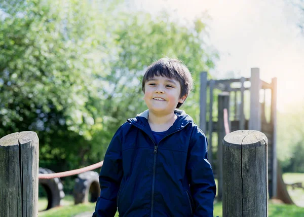 Portrét Šťastný Chlapec Úsměvem Tvář Hrát Parku Aktivní Dítě Baví — Stock fotografie