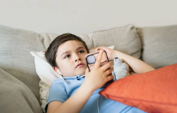Porträtt Söt Pojke Lyssnar Musik Mobiltelefon Kid Håller Mobiltelefon Ärligt — Stockfoto