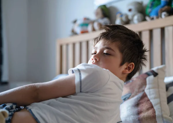 Känslomässigt Porträtt Ung Pojke Liggande Sängen Sömniga Barn Vakna Morgonen — Stockfoto