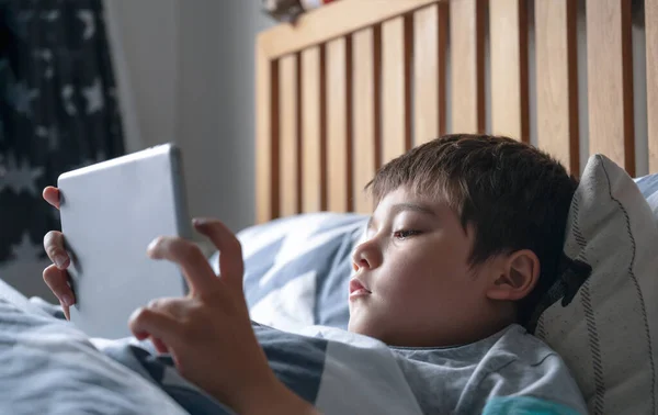 Παιδί Ανάγνωση Κρεβάτι Χρόνο Ιστορίες Στο Tablet Πριν Από Τον — Φωτογραφία Αρχείου