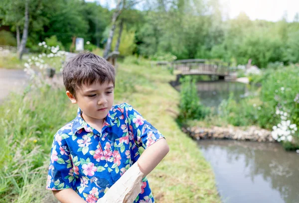 Venkovní Portrét Mladého Chlapce Stojící Vedle Rybníka Krmení Kachny Dítě — Stock fotografie