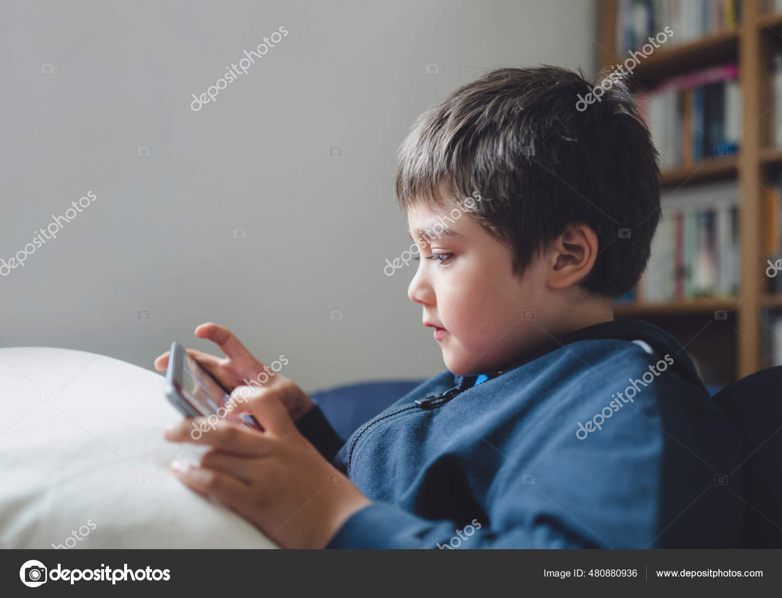 Um menino jogando jogos online na internet desenho de uma linha de