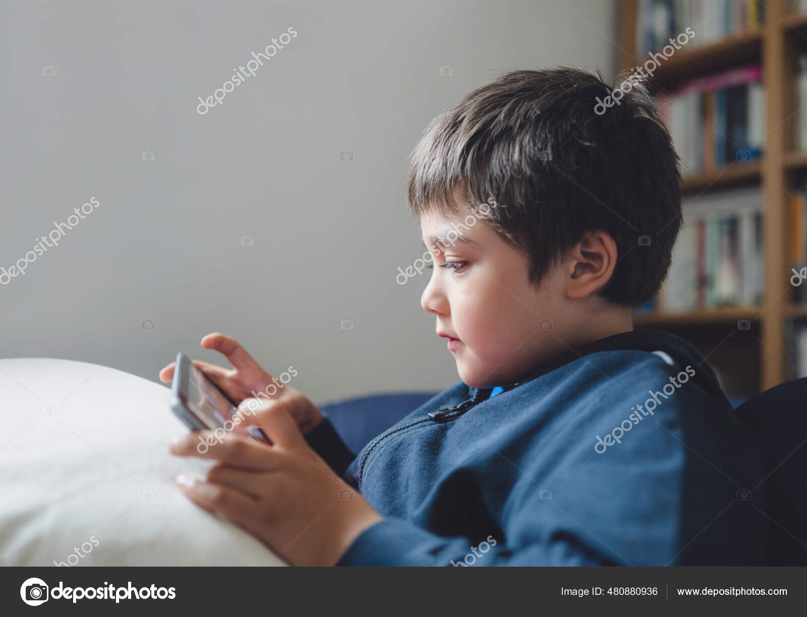 criança jogando jogo online com amigos no tablet, retrato cinematográfico  jovem menino chamada de vídeo com