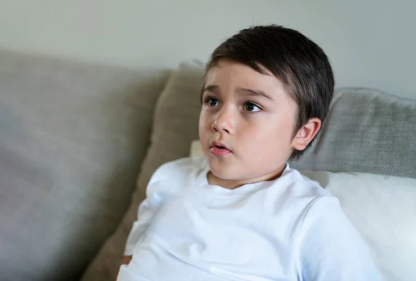Autentiska Kid Sitter Soffan Tittar Emotionella Porträtt Ung Pojke Sitter — Stockfoto
