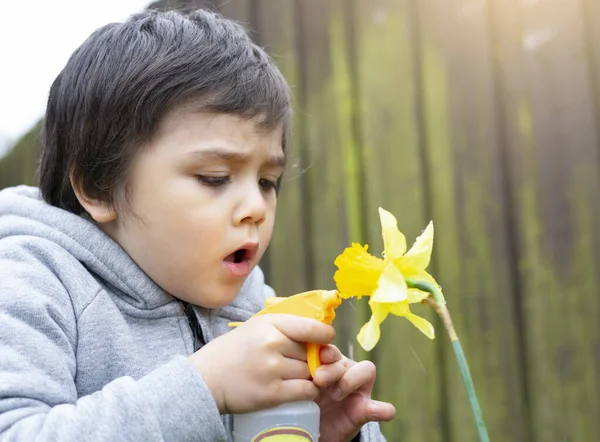 Years Old Boy Using Spray Bottle Watering Jaffodils Enfant Amusant — Photo