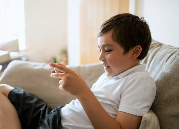 Anak Sekolah Menggunakan Tablet Belajar Secara Online Internet Kid Bermain — Stok Foto