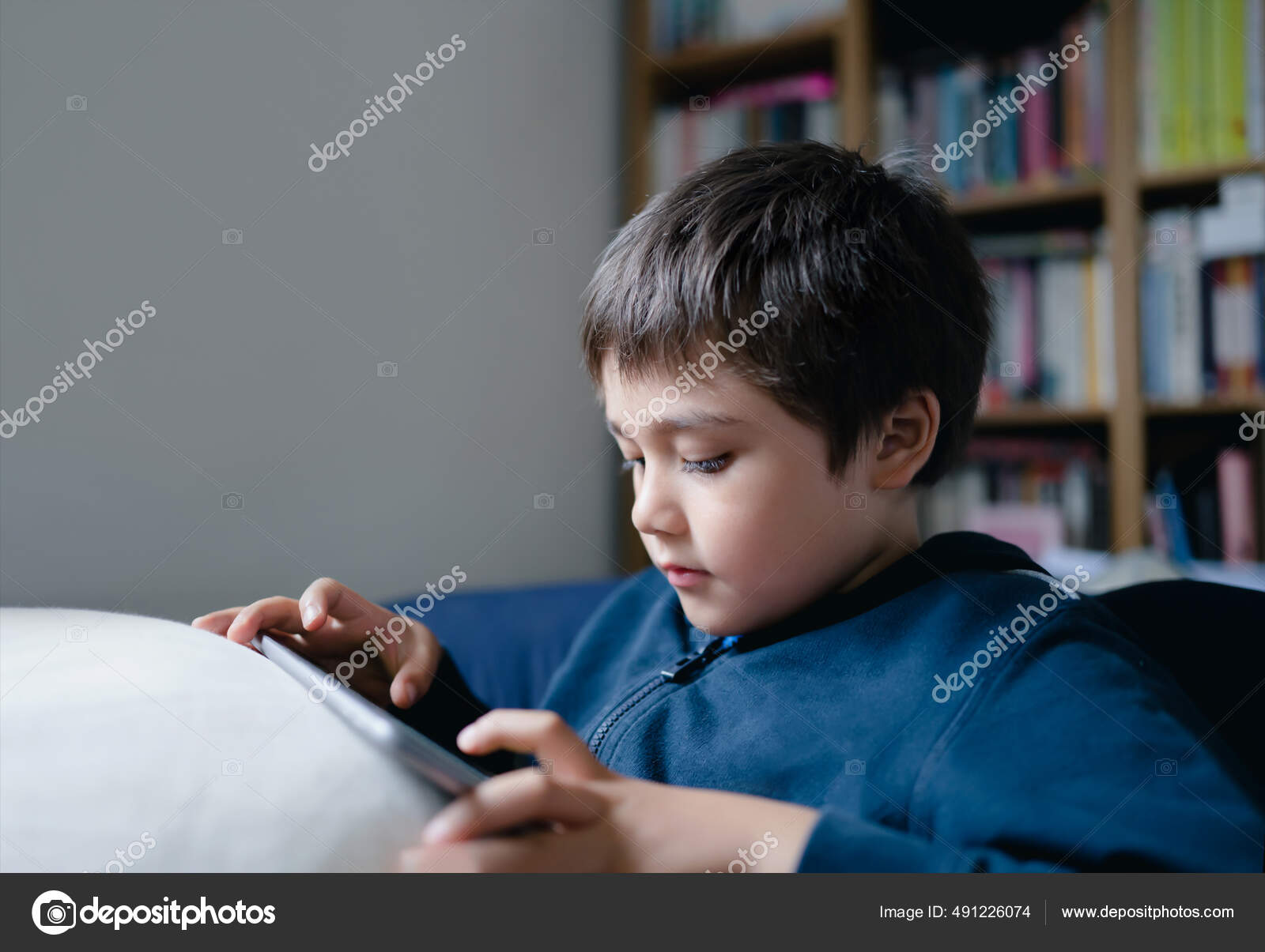 Um menino jogando jogos online na internet desenho de uma linha de jogos  online