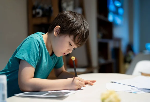 Potret Anak Sekolah Duduk Atas Meja Melakukan Pekerjaan Rumah Anak — Stok Foto