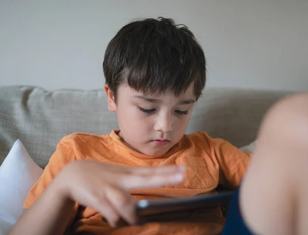 Νεαρό Αγόρι Κάθεται Καναπέ Μάθησης Απευθείας Σύνδεση Στο Διαδίκτυο Μικτή — Φωτογραφία Αρχείου
