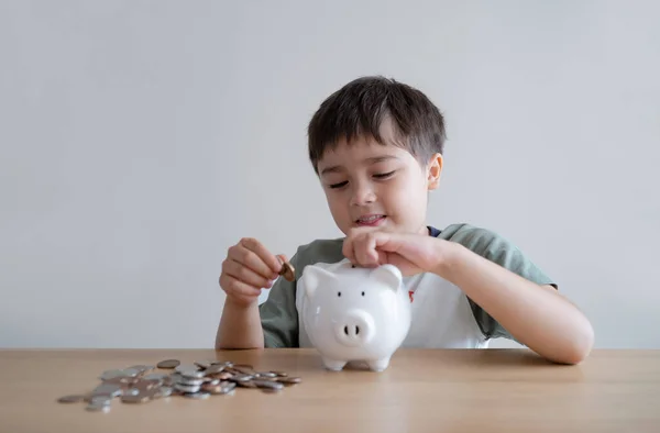 Niño Poniendo Monedas Alcancía Contando Niños Ahorrando Dinero Niño Sosteniendo —  Fotos de Stock