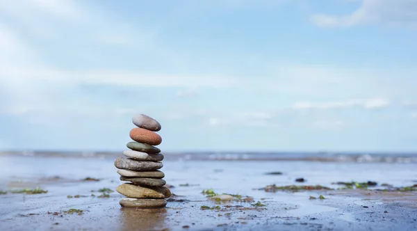 Kavicstorony Tengerparton Elmosódott Tengerparttal Halom Zen Homokon Kövek Piramis Strandon — Stock Fotó