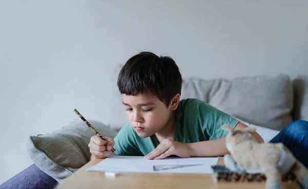 Schoolboy Menggunakan Gambar Pensil Pada Lembar Kertas Putih Anak Muda — Stok Foto