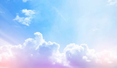 Renkli Gökyüzü, yumuşak bulutlu, pastel renkli mavi, puple, pembe, sarı ve turuncu renkli. Web sitesi veya afiş arkaplan için güzel, soyut, çok renkli, tüylü bulutlar.