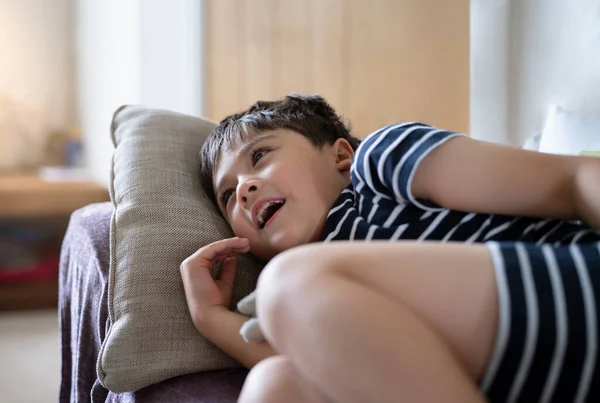 Niño Feliz Acostado Sofá Mirando Dibujos Animados Televisión Raza Mixta — Foto de Stock