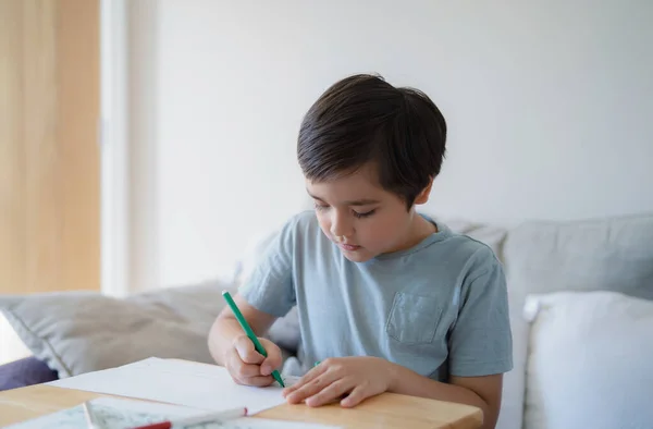 Schoolboy Χρησιμοποιώντας Πράσινο Χρώμα Στυλό Σχέδιο Λευκό Φύλλο Χαρτιού Νεαρό — Φωτογραφία Αρχείου