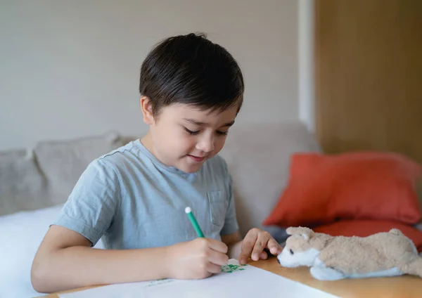 Schoolboy Χρησιμοποιώντας Πράσινο Χρώμα Στυλό Σχέδιο Λευκό Φύλλο Χαρτιού Νεαρό — Φωτογραφία Αρχείου