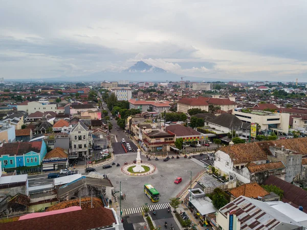 Hava manzarası, yenilenmiş bir Tugu Yogyakarta simgesi ve Merapi Dağı manzarası. : Yogyakarta, Endonezya - 15 Ocak 2021