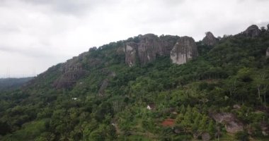 Havadan görüş, doğa turizmi tıkanması (Retention Bowl) Nglanggeran ve Gunungkidul, Yogyakarta 'daki Purba Dağı' nın güzel manzarası