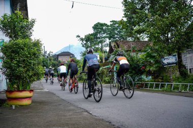 Arkadaşlarla bisiklete binmek ve Merapi Dağı bölgesinde yokuş yukarı çıkmak. : Yogyakarta, Endonezya - 30 Ocak 2021
