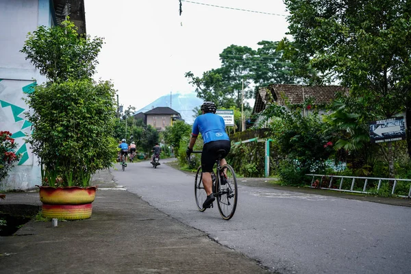 Ciclismo Con Amigos Carreteras Cuesta Arriba Zona Del Monte Merapi — Foto de Stock