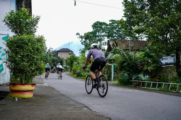 メラピ山地域の友人や上り坂の道でサイクリング インドネシア ジョグジャカルタ 2021年1月30日 — ストック写真