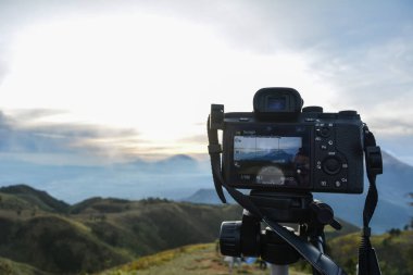 Sabah Prau Dağı 'nı çekerken kamera arkasında. : DIENG, Endonezya - 25 Aralık 2017