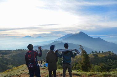Yürüyüşçüler Prau Dağı 'nın tepesinden manzarayı görmekten mutlu ve mutlular. : DIENG, Endonezya - 25 Aralık 2017