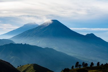Prau Dağı 'nın tepesinden çizgili dağların manzarası sabahları çok güzeldir.