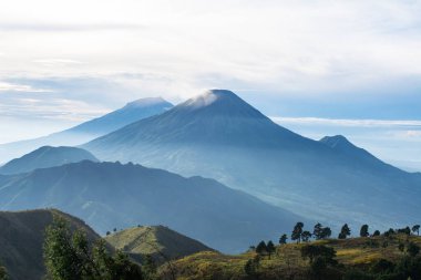 Prau Dağı 'nın tepesinden çizgili dağların manzarası sabahları çok güzeldir.