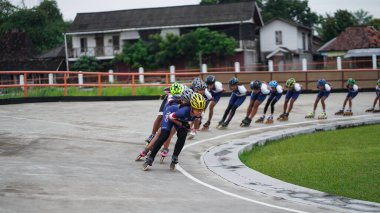 Sultan Agung Stadyumu 'nun pistinde paten kayan sporcularla antrenman. BANTUL, Endonezya - 28 Şubat 2021.