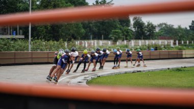 Sultan Agung Stadyumu 'nun pistinde paten kayan sporcularla antrenman. BANTUL, Endonezya - 28 Şubat 2021.