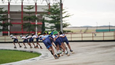 Sultan Agung Stadyumu 'nun pistinde paten kayan sporcularla antrenman. BANTUL, Endonezya - 28 Şubat 2021.