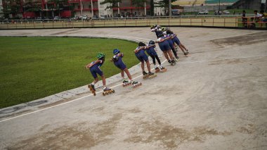 Sultan Agung Stadyumu 'nun pistinde paten kayan sporcularla antrenman. BANTUL, Endonezya - 28 Şubat 2021.