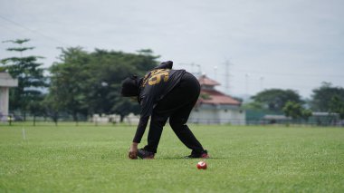 Sultan Agung Stadyumu 'nda açık alanda top oynamak. - Evet. : BANTUL, Endonezya - 28 Şubat 2021.