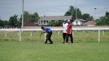 Sultan Agung Stadyumu 'nda açık alanda top oynamak. - Evet. : BANTUL, Endonezya - 28 Şubat 2021.