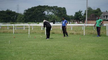 Sultan Agung Stadyumu 'nda açık alanda top oynamak. - Evet. : BANTUL, Endonezya - 28 Şubat 2021.