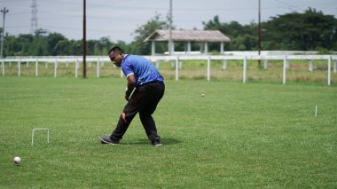 Sultan Agung Stadyumu 'nda açık alanda top oynamak. - Evet. : BANTUL, Endonezya - 28 Şubat 2021.