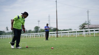 Sultan Agung Stadyumu 'nda açık alanda top oynamak. - Evet. : BANTUL, Endonezya - 28 Şubat 2021.
