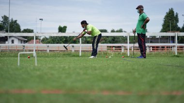 Sultan Agung Stadyumu 'nda açık alanda top oynamak. - Evet. : BANTUL, Endonezya - 28 Şubat 2021.